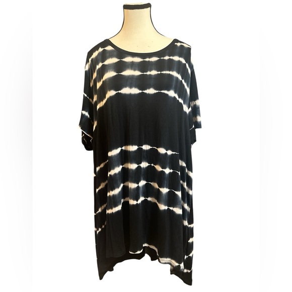 Chic Black and White Tunic Top - Picture 1 of 6